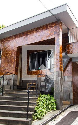 Casa à venda com 570m², 5 quartos e 4 vagas Casa à venda com 570m², 5 quartos e 4 vagasGaragem - Entrada