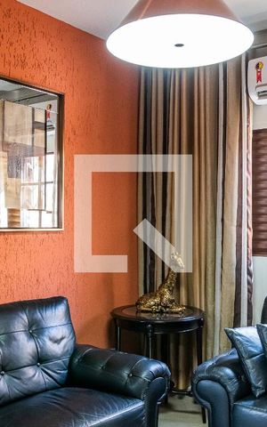 Casa à venda com 100m², 2 quartos e 2 vagas Casa à venda com 100m², 2 quartos e 2 vagasSala