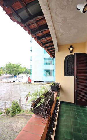Casa à venda com 393m², 5 quartos e 8 vagasVaranda da Suíte 2