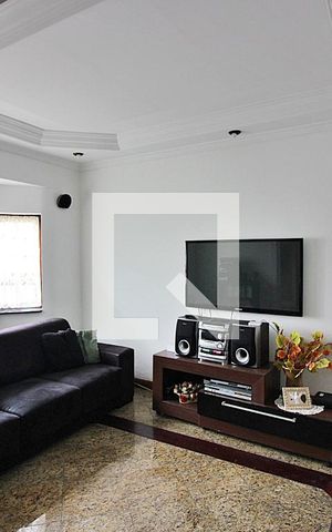 Casa à venda com 393m², 5 quartos e 8 vagasSala de TV