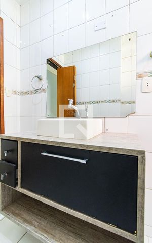 Casa à venda com 210m², 3 quartos e 2 vagas Casa à venda com 210m², 3 quartos e 2 vagasBanheiro Social