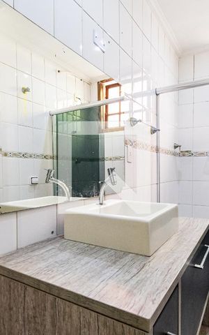 Casa à venda com 210m², 3 quartos e 2 vagas Casa à venda com 210m², 3 quartos e 2 vagasBanheiro Social