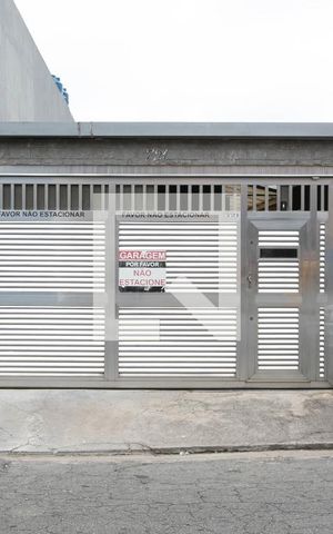 Casa à venda com 335m², 5 quartos e 2 vagas Casa à venda com 335m², 5 quartos e 2 vagasFachada