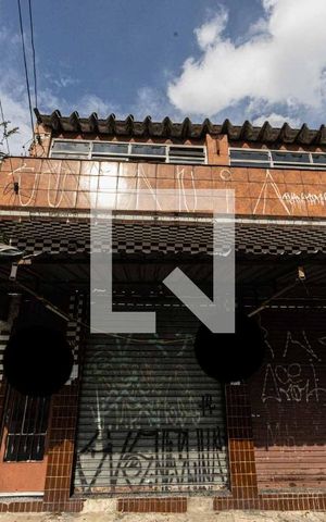 Casa à venda com 300m², 2 quartos e sem vaga Casa à venda com 300m², 2 quartos e sem vagaFachada