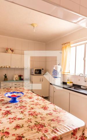 Casa à venda com 250m², 2 quartos e 1 vaga Casa à venda com 250m², 2 quartos e 1 vagaCozinha e Área de Serviço