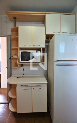 Apartamento à venda com 65m², 2 quartos e 1 vagaCozinha (armários, microondas e geladeira)