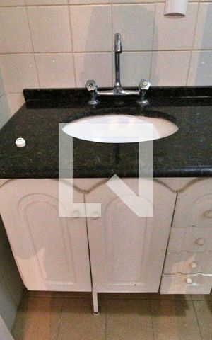 Apartamento à venda com 65m², 2 quartos e 1 vagaBanheiro (pia e armário)