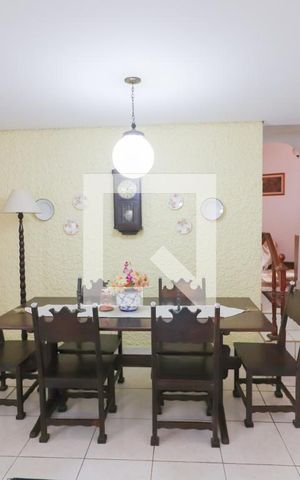 Casa à venda com 320m², 3 quartos e 2 vagas Casa à venda com 320m², 3 quartos e 2 vagasSala