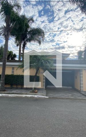 Casa para alugar com 700m², 3 quartos e 6 vagas Casa para alugar com 700m², 3 quartos e 6 vagasFachada