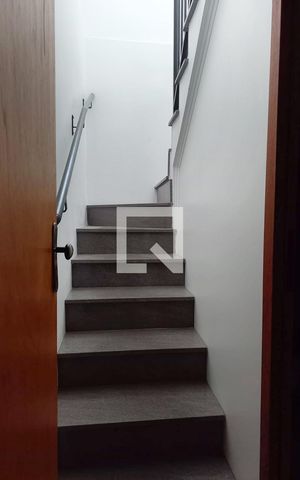 Casa à venda com 120m², 4 quartos e 2 vagas Casa à venda com 120m², 4 quartos e 2 vagasEscada