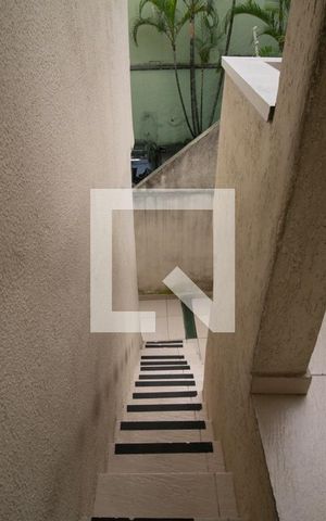 Casa à venda com 370m², 5 quartos e 2 vagas Casa à venda com 370m², 5 quartos e 2 vagasEscada