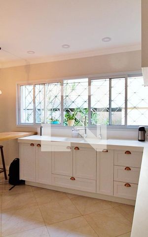 Casa à venda com 220m², 4 quartos e 4 vagas Casa à venda com 220m², 4 quartos e 4 vagasCozinha