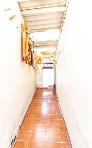 Casa à venda com 98m², 2 quartos e 2 vagas Casa à venda com 98m², 2 quartos e 2 vagasCorredor lateral