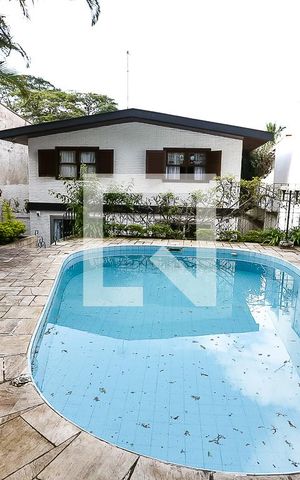 Casa para alugar com 240m², 4 quartos e 4 vagas Casa para alugar com 240m², 4 quartos e 4 vagasÁrea comum - Piscina