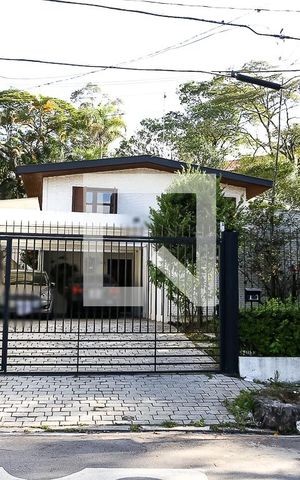 Casa para alugar com 240m², 4 quartos e 4 vagas Casa para alugar com 240m², 4 quartos e 4 vagasFachada