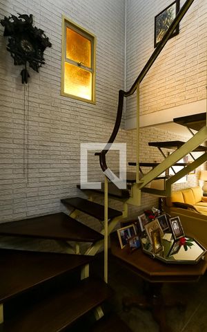 Casa para alugar com 240m², 4 quartos e 4 vagas Casa para alugar com 240m², 4 quartos e 4 vagasEscada