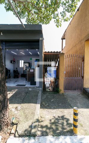 Casa à venda com 230m², 5 quartos e 1 vaga Casa à venda com 230m², 5 quartos e 1 vagaFachada