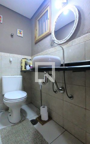 Casa de condomínio à venda com 250m², 4 quartos e 2 vagasLavabo