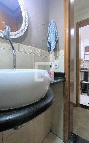 Casa de condomínio à venda com 250m², 4 quartos e 2 vagasLavabo