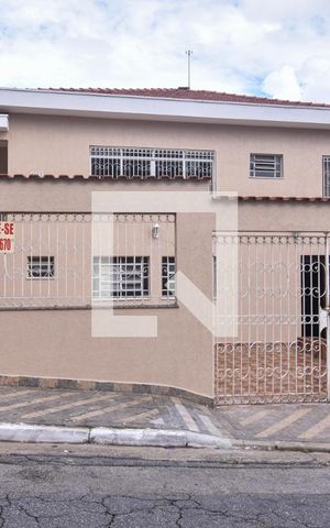 Casa à venda com 256m², 4 quartos e 4 vagasFachada