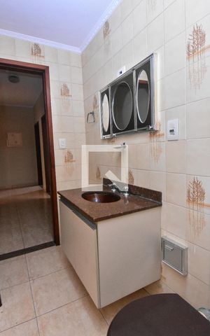 Casa à venda com 256m², 4 quartos e 4 vagasBanheiro 1
