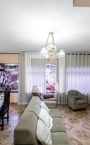 Casa à venda com 220m², 3 quartos e 5 vagas Casa à venda com 220m², 3 quartos e 5 vagasSala