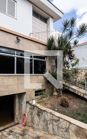 Casa à venda com 220m², 3 quartos e 5 vagas Casa à venda com 220m², 3 quartos e 5 vagasFachada
