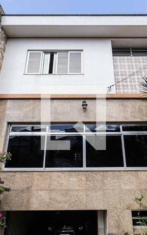 Casa à venda com 220m², 3 quartos e 5 vagas Casa à venda com 220m², 3 quartos e 5 vagasFachada