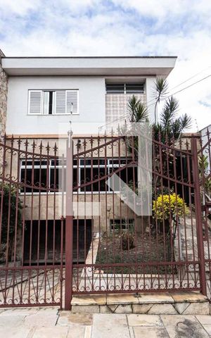 Casa à venda com 220m², 3 quartos e 5 vagas Casa à venda com 220m², 3 quartos e 5 vagasFachada