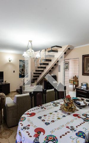 Casa à venda com 220m², 3 quartos e 5 vagas Casa à venda com 220m², 3 quartos e 5 vagasSala
