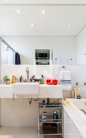 Apartamento à venda com 360m², 4 quartos e 3 vagas Apartamento à venda com 360m², 4 quartos e 3 vagasBanheiro da Suíte master