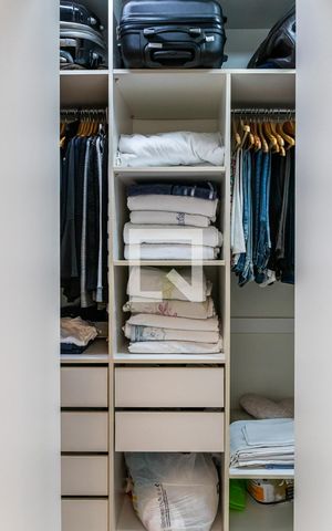 Apartamento à venda com 360m², 4 quartos e 3 vagas Apartamento à venda com 360m², 4 quartos e 3 vagasCloset