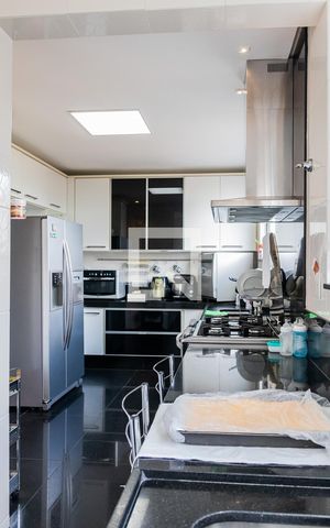 Apartamento à venda com 360m², 4 quartos e 3 vagas Apartamento à venda com 360m², 4 quartos e 3 vagasCozinha