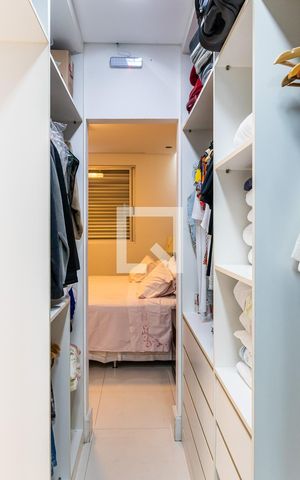 Apartamento à venda com 360m², 4 quartos e 3 vagas Apartamento à venda com 360m², 4 quartos e 3 vagasCloset