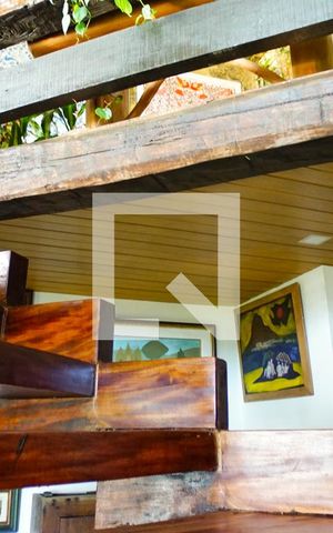 Casa de condomínio à venda com 700m², 5 quartos e 2 vagas Casa de condomínio à venda com 700m², 5 quartos e 2 vagasEscada