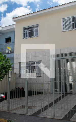 Casa à venda com 120m², 3 quartos e 5 vagas Casa à venda com 120m², 3 quartos e 5 vagasFachada