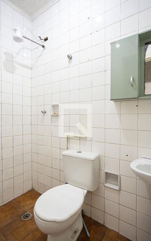 Casa à venda com 200m², 3 quartos e 2 vagas Casa à venda com 200m², 3 quartos e 2 vagasBanheiro de Serviço
