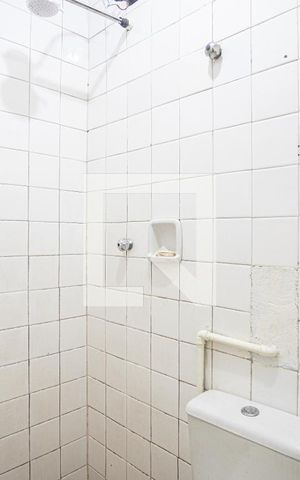 Casa à venda com 200m², 3 quartos e 2 vagas Casa à venda com 200m², 3 quartos e 2 vagasBanheiro de Serviço