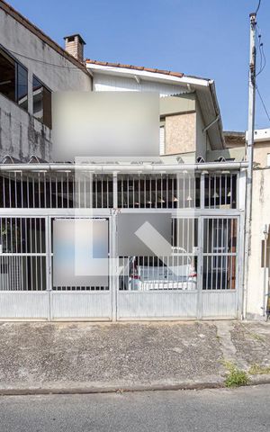 Casa à venda com 200m², 3 quartos e 2 vagas Casa à venda com 200m², 3 quartos e 2 vagasFachada