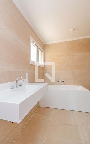 Casa à venda com 270m², 3 quartos e 4 vagas Casa à venda com 270m², 3 quartos e 4 vagasSuite