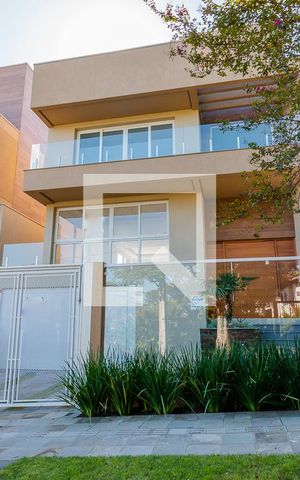 Casa à venda com 270m², 3 quartos e 4 vagas Casa à venda com 270m², 3 quartos e 4 vagasFachada