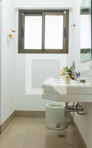 Casa à venda com 750m², 5 quartos e 10 vagas Casa à venda com 750m², 5 quartos e 10 vagasBanheiro da Suíte 1 e 2