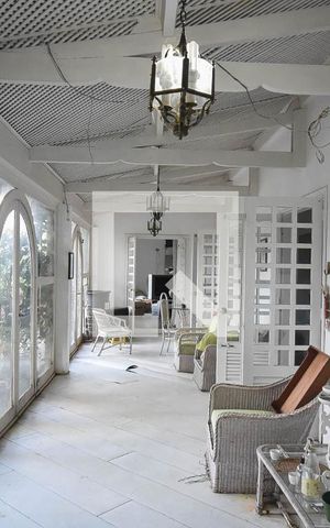 Casa à venda com 500m², 4 quartos e 5 vagas Casa à venda com 500m², 4 quartos e 5 vagasVaranda