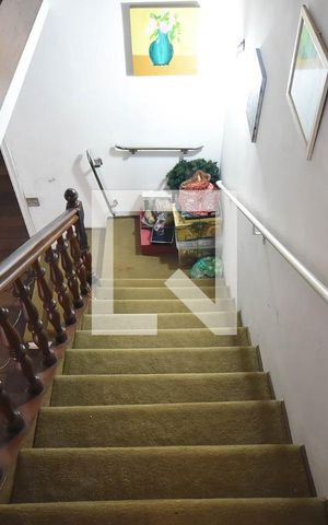 Casa à venda com 500m², 4 quartos e 5 vagas Casa à venda com 500m², 4 quartos e 5 vagasEscada
