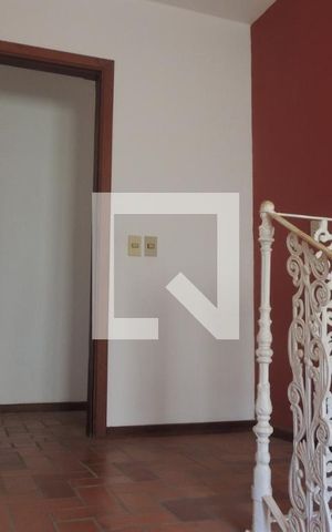 Casa de condomínio à venda com 440m², 4 quartos e 2 vagasEscada
