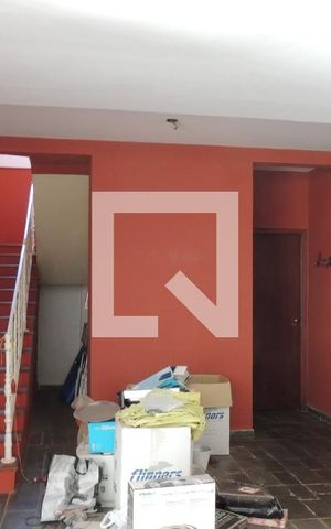 Casa de condomínio à venda com 440m², 4 quartos e 2 vagasEscada