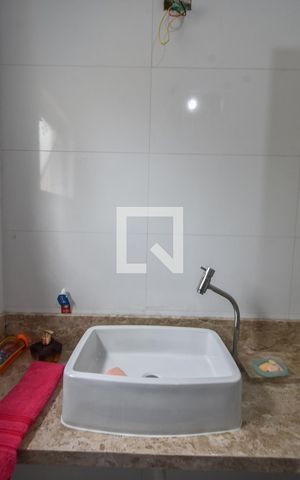 Casa à venda com 280m², 3 quartos e 3 vagasBanheiro Suíte 02