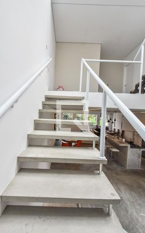 Casa à venda com 280m², 3 quartos e 3 vagasEscada