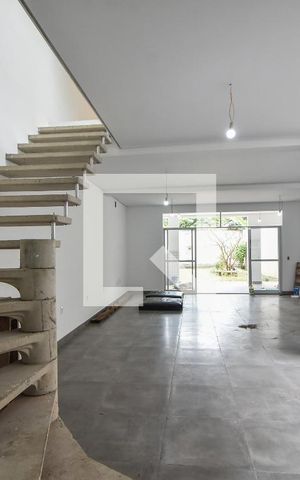 Casa à venda com 280m², 3 quartos e 3 vagasEscada