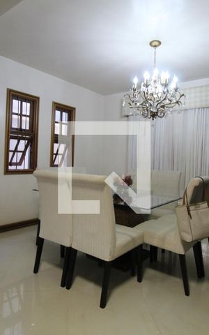 Casa à venda com 290m², 3 quartos e 3 vagasSala de Estar Com Varanda